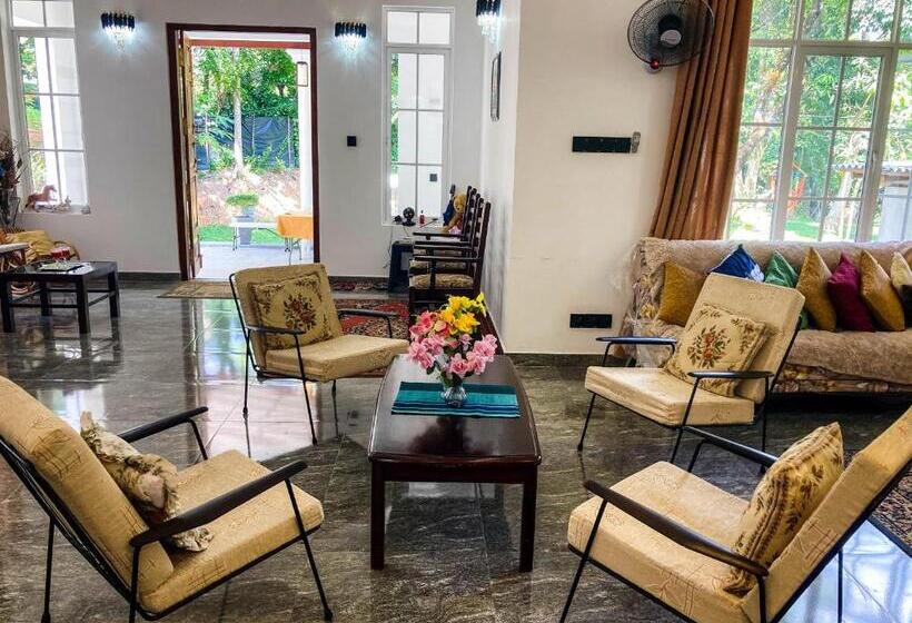 פנסיון Queen S Villa