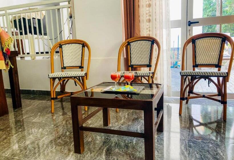 פנסיון Queen S Villa