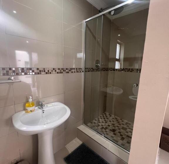 פנסיון Roadview Suites