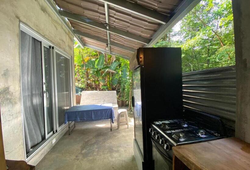 ペンション The Hide Away