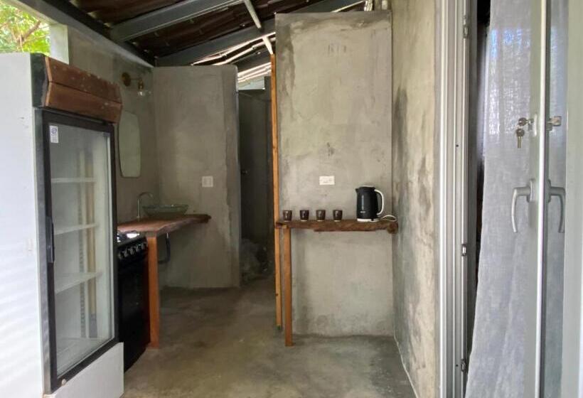 ペンション The Hide Away