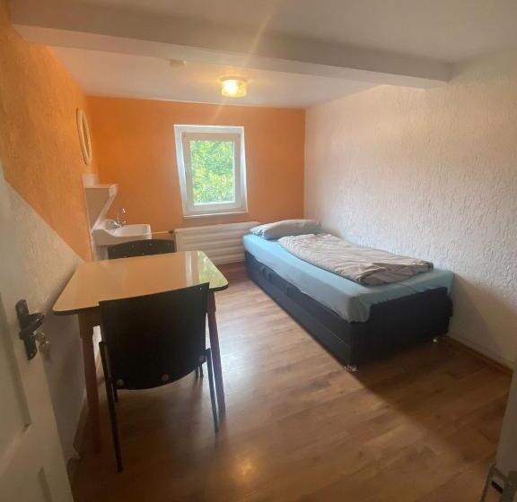 ペンション Einfache Schlafmöglichkeit Mit Gemeinschaftsküche Und Bad