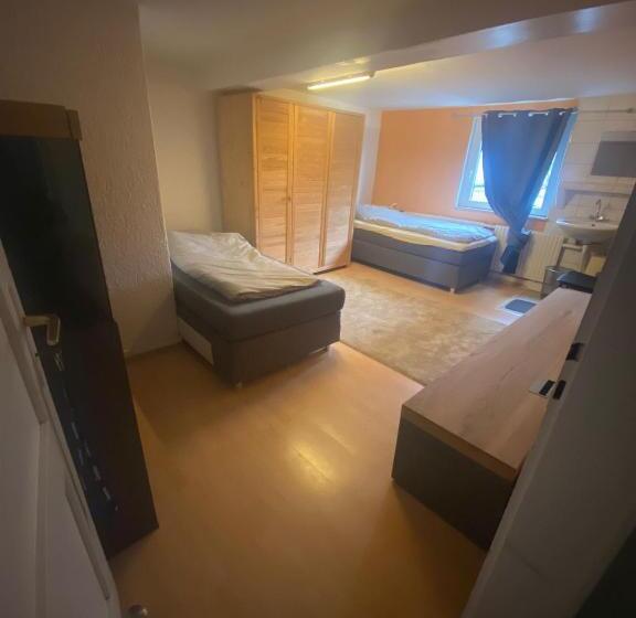 ペンション Einfache Schlafmöglichkeit Mit Gemeinschaftsküche Und Bad