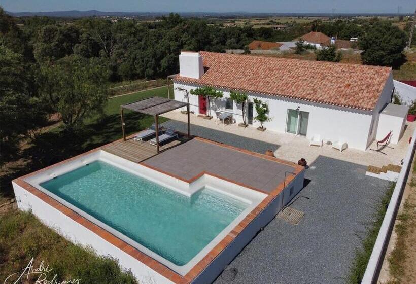 تختخواب و صبحانه The Red Door