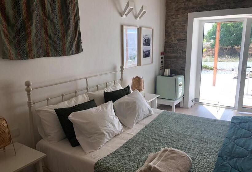 تختخواب و صبحانه The Red Door