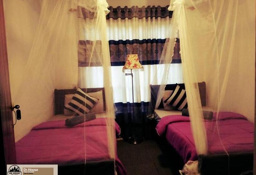 Dr House Ella   Hostel & Cafe