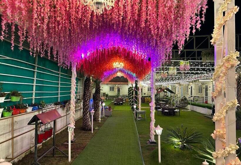 호텔 4 Seasons Resort By Jain Residency