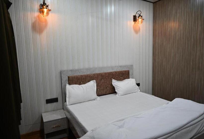 호텔 4 Seasons Resort By Jain Residency