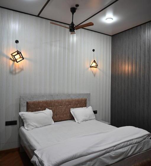 호텔 4 Seasons Resort By Jain Residency