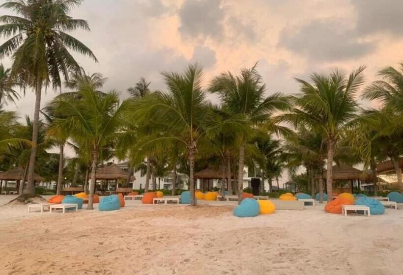 Anise Hotel Sonasea Night Market