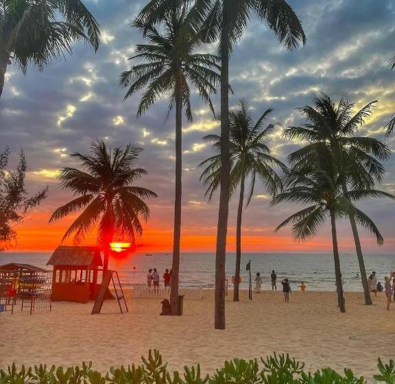 Anise Hotel Sonasea Night Market