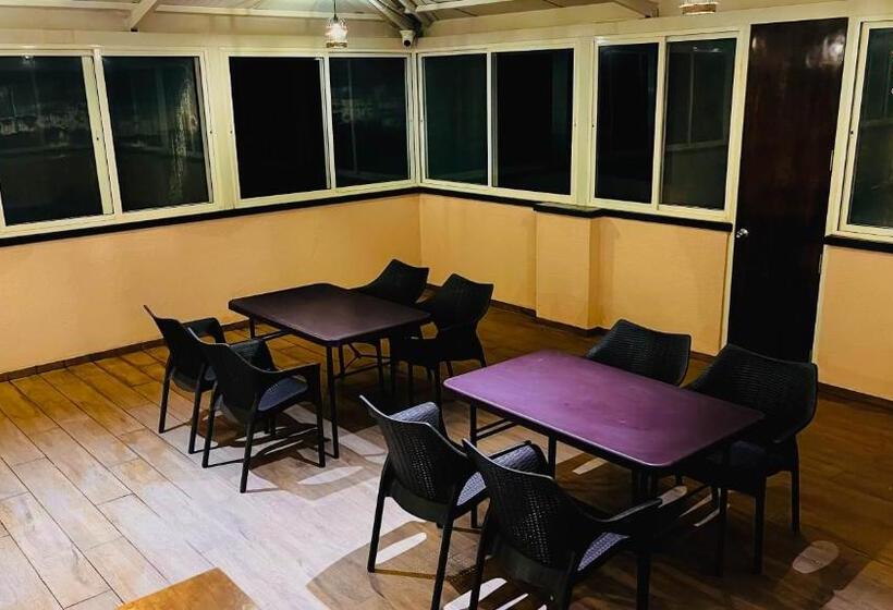 בית מלון כפרי Gulmohar Resort & Spa