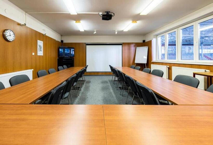 酒店 Na Zimním Stadionu Slaný