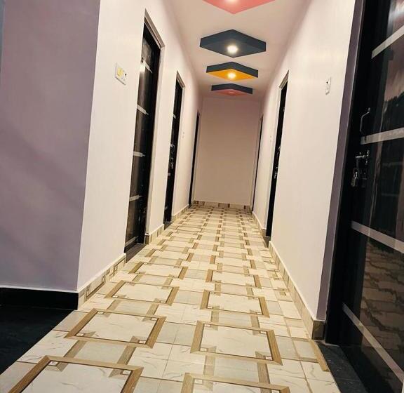 בית מלון כפרי New Raghukul Lodge