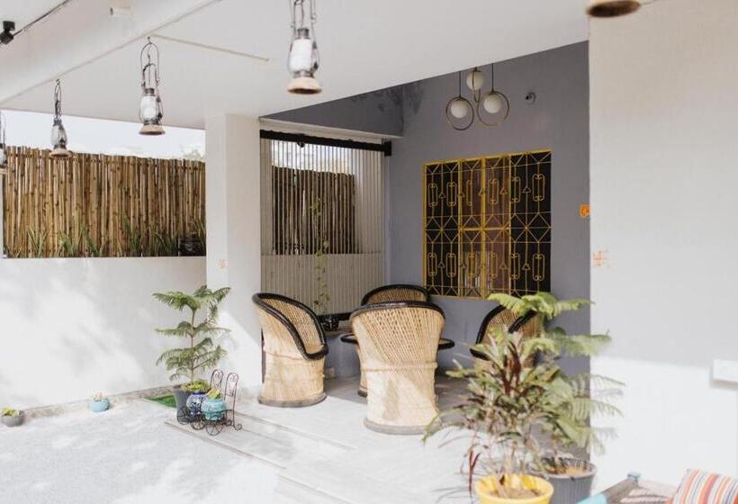 Отель Ohh Hostler