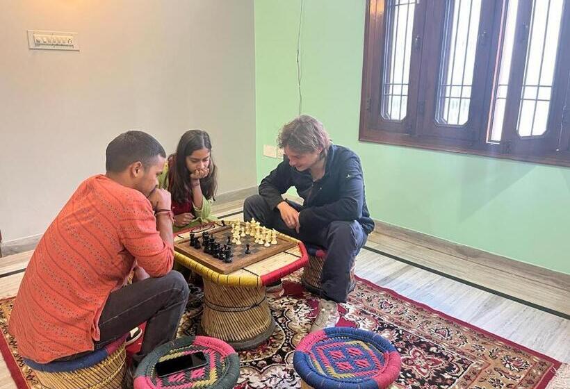 Отель Ohh Hostler