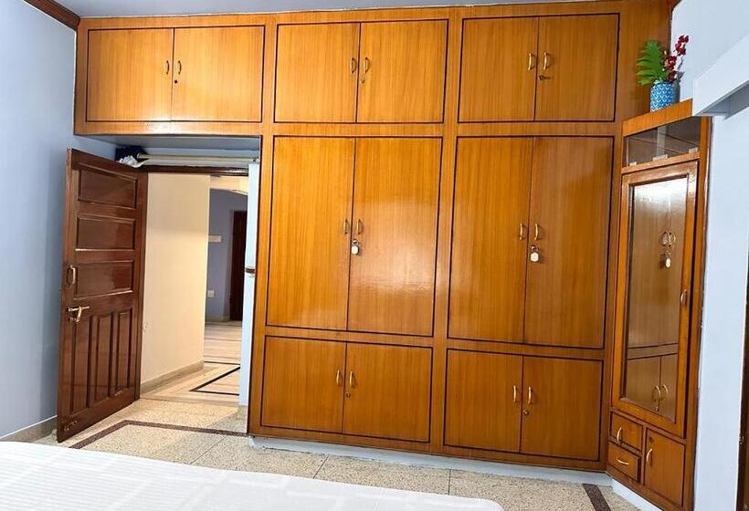 Отель Ohh Hostler