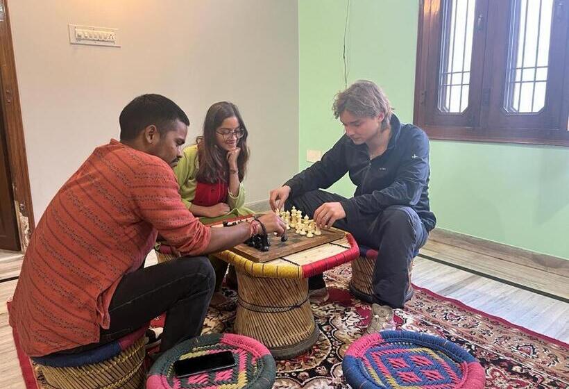 Отель Ohh Hostler