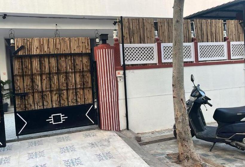 Отель Ohh Hostler