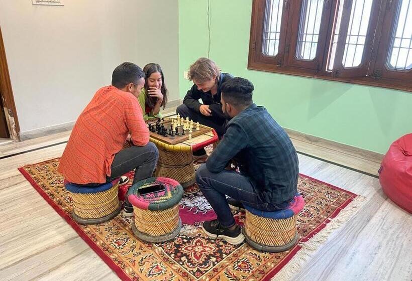 Отель Ohh Hostler