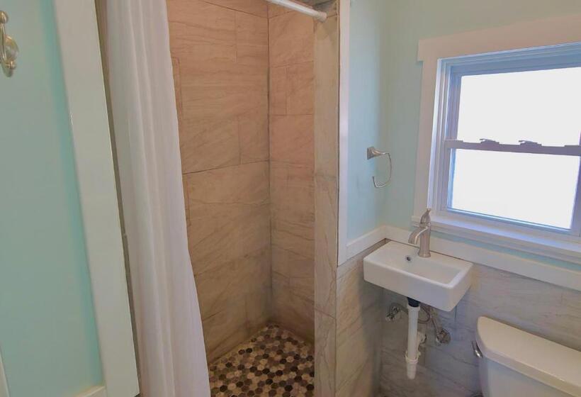 Отель On Magnolia East Home