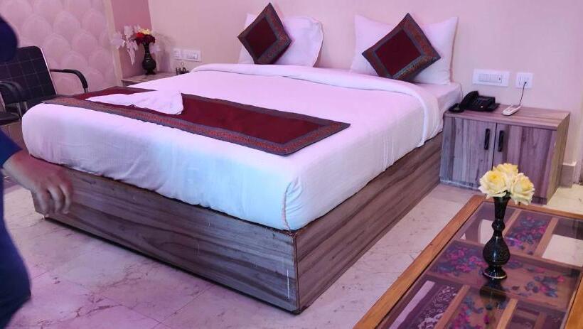 בית מלון כפרי Oyo Flagship Vindh Plaza