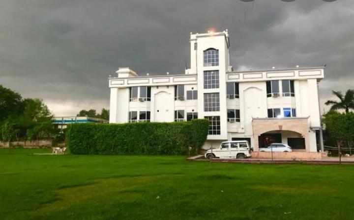 ホテル Radhika Palace
