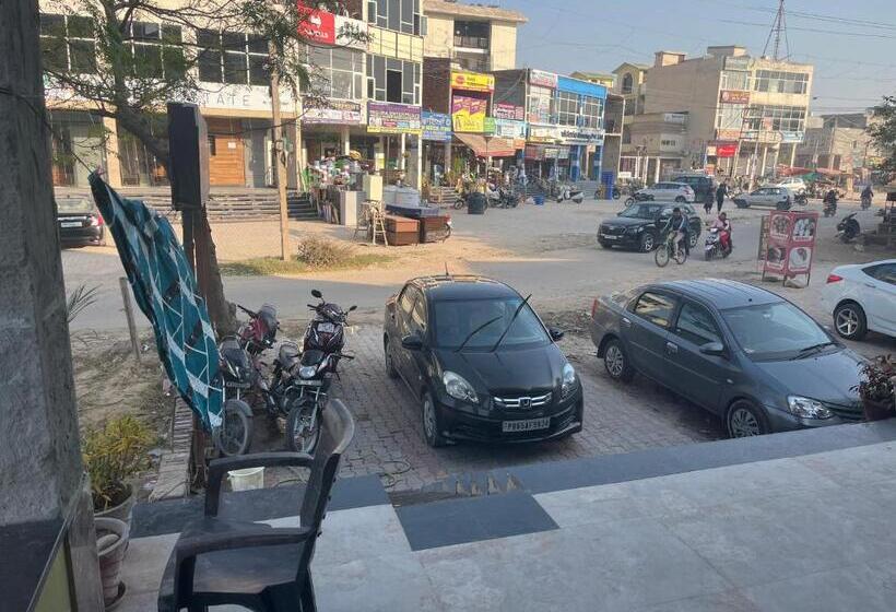 בית מלון כפרי T Wood