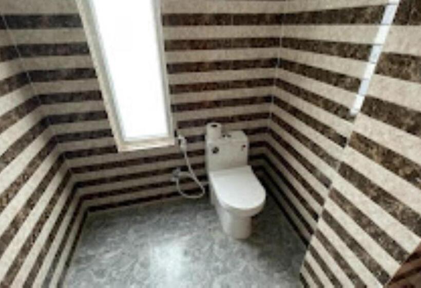 فندق The Golden Nest Home Stay , Rongli