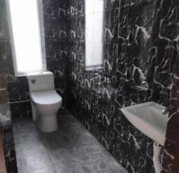 فندق The Golden Nest Home Stay , Rongli