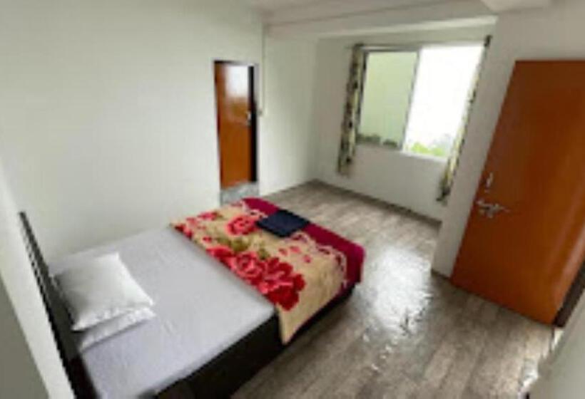 فندق The Golden Nest Home Stay , Rongli