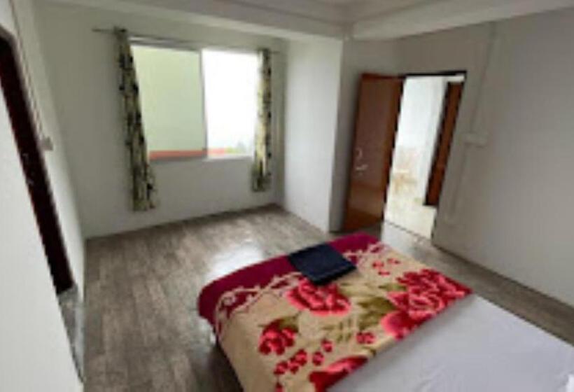 فندق The Golden Nest Home Stay , Rongli