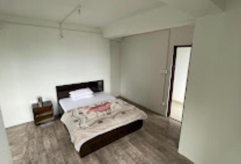 فندق The Golden Nest Home Stay , Rongli