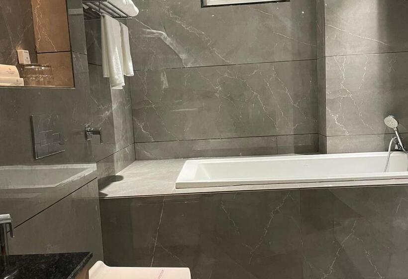 Отель Three Seasons