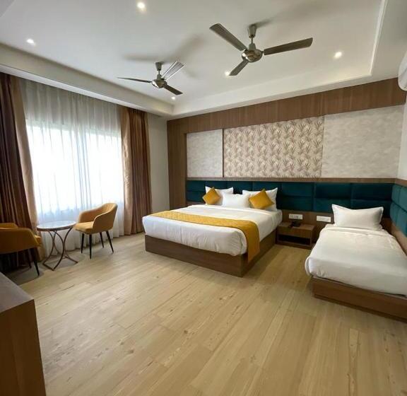 Отель Three Seasons