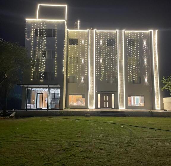 Отель Three Seasons