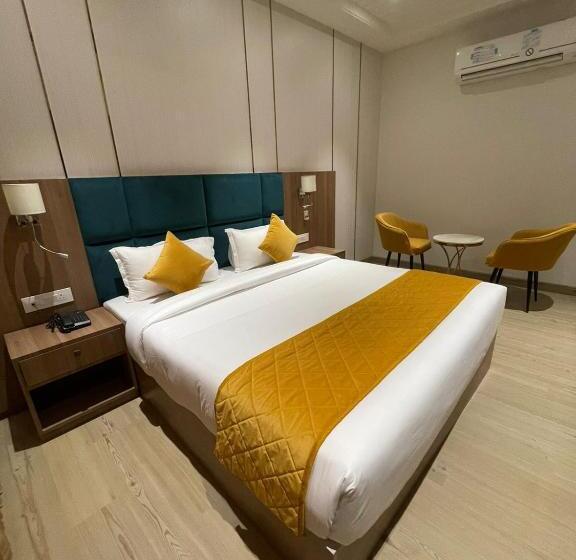 Отель Three Seasons