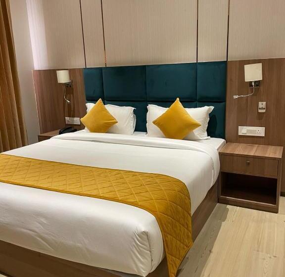 Отель Three Seasons