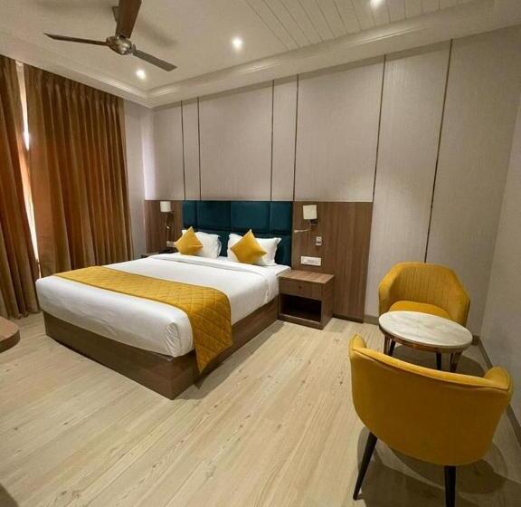 Отель Three Seasons