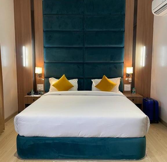 Отель Three Seasons