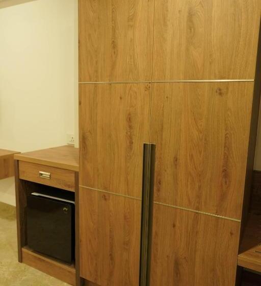 Отель Vkj Inn Aluva