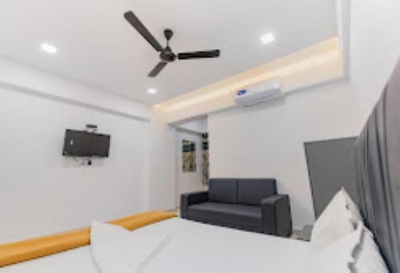 Lennox Hotel , Surat