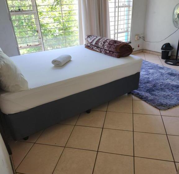 Пансион Hunters Nest Guest House Bronkhorstspruit