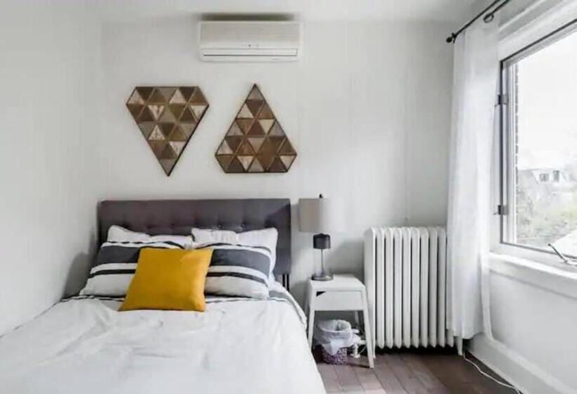 پانسیون Double Bedroom On Up Or 3 Bedrooms In Basement Near Eglinton Subway Station