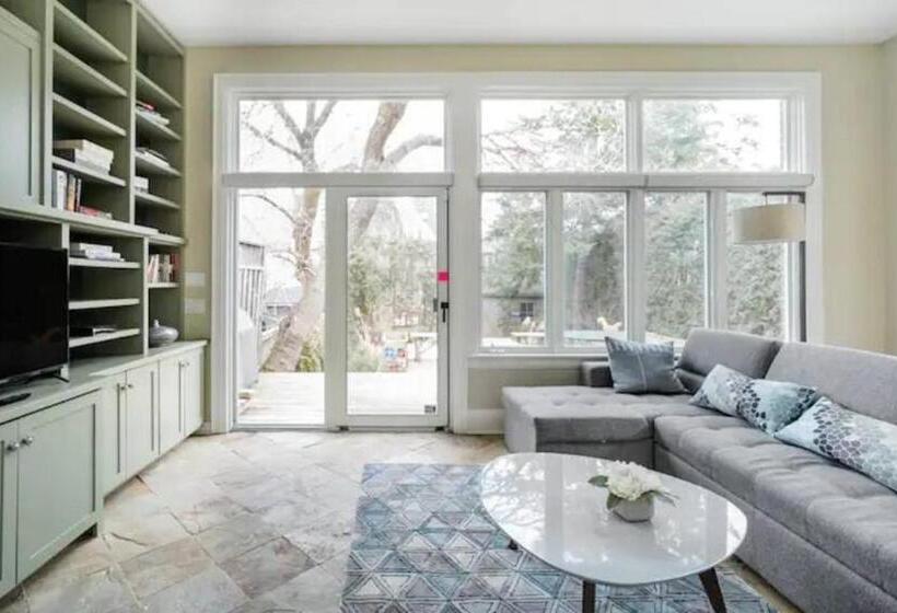 پانسیون Double Bedroom On Up Or 3 Bedrooms In Basement Near Eglinton Subway Station