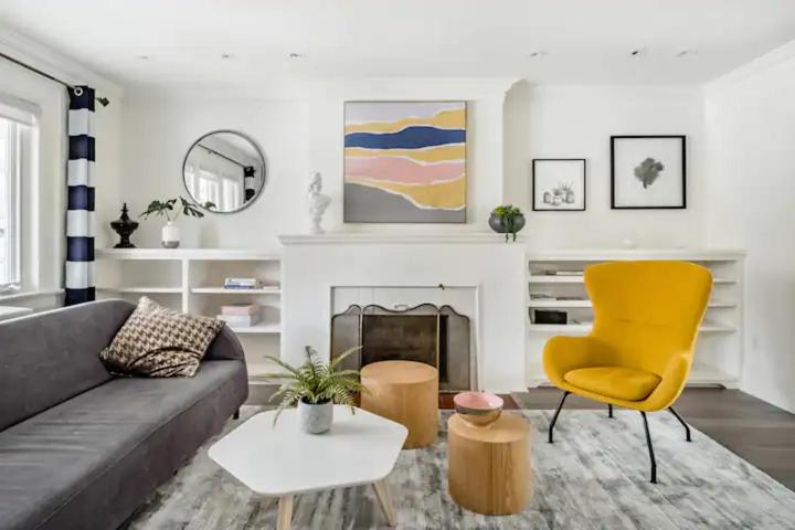 پانسیون Double Bedroom On Up Or 3 Bedrooms In Basement Near Eglinton Subway Station