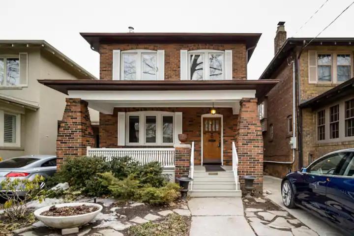 پانسیون Double Bedroom On Up Or 3 Bedrooms In Basement Near Eglinton Subway Station