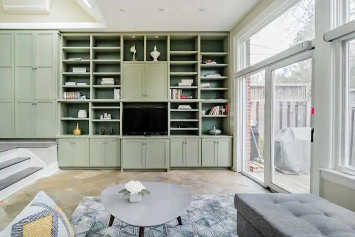 پانسیون Double Bedroom On Up Or 3 Bedrooms In Basement Near Eglinton Subway Station