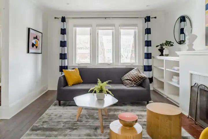 پانسیون Double Bedroom On Up Or 3 Bedrooms In Basement Near Eglinton Subway Station