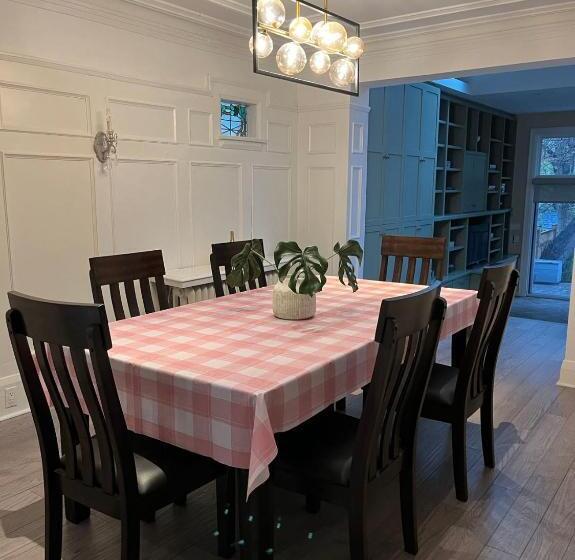 پانسیون Double Bedroom On Up Or 3 Bedrooms In Basement Near Eglinton Subway Station